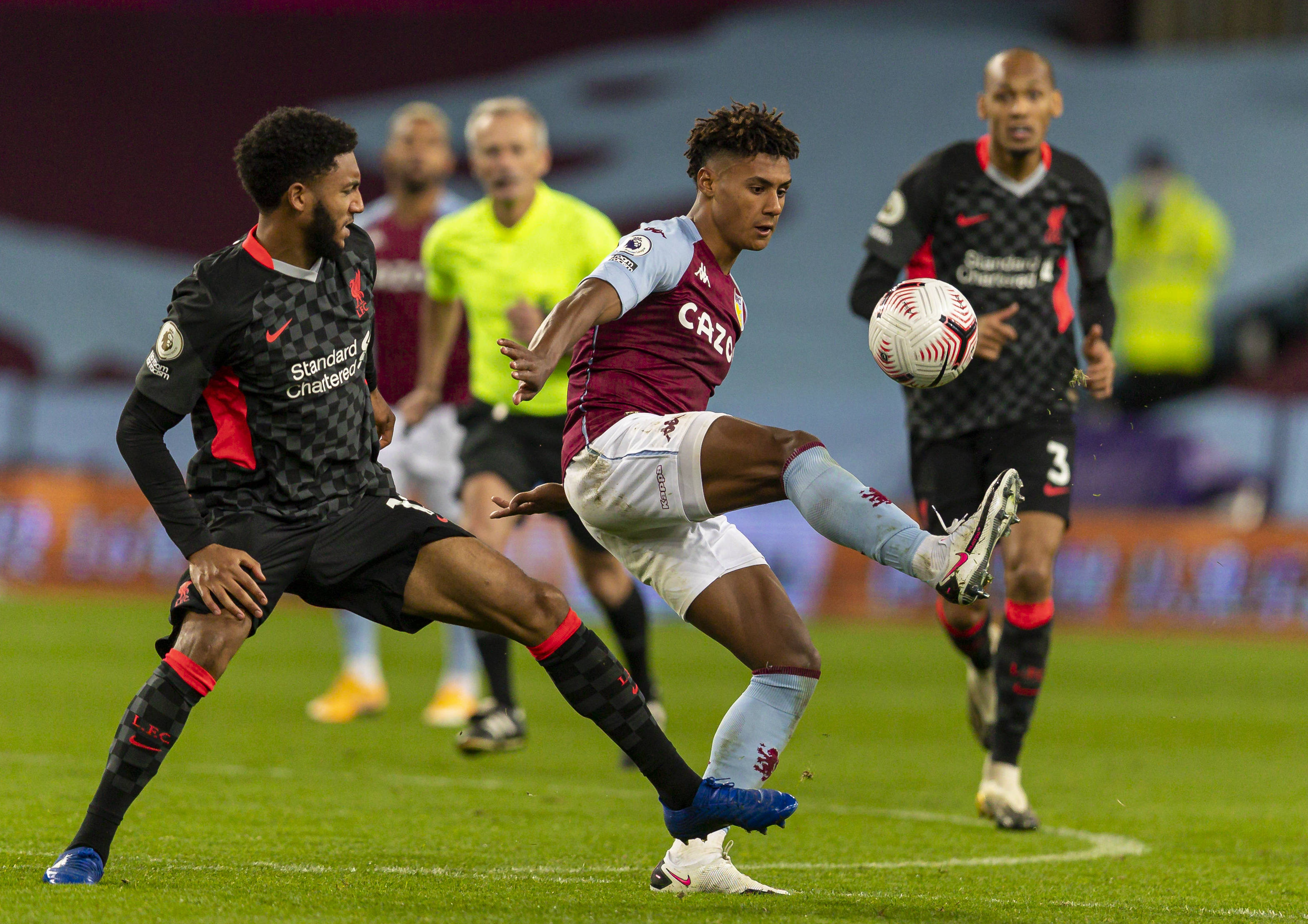 在球場上撐 在球場上撐